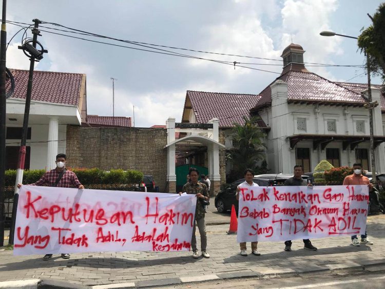Aksi BEMSU di PN Medan “Copot Hakim Zolim”