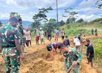 Warga Kakopom bersama Satgas Yonif 751/VJS, Gotong Royong Perlebar Akses Jalan Kampung