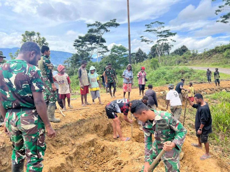 Warga Kakopom bersama Satgas Yonif 751/VJS, Gotong Royong Perlebar Akses Jalan Kampung