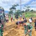 Warga Kakopom bersama Satgas Yonif 751/VJS, Gotong Royong Perlebar Akses Jalan Kampung
