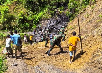 Karya Bakti Satgas Yonif 521 Perbaikan Jalan Erahayam
