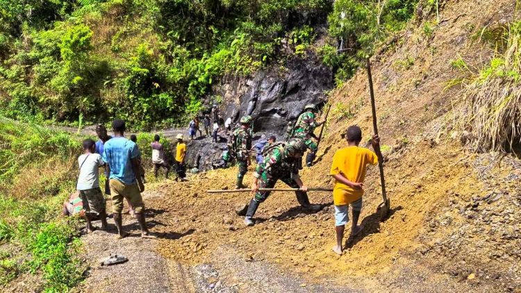 Karya Bakti Satgas Yonif 521 Perbaikan Jalan Erahayam