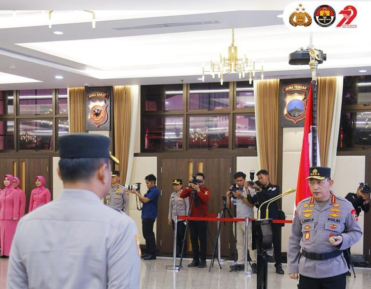Kapolri Pimpin Upacara Kenaikan Pangkat 17 Pati Polri, Komjen Winarto Jadi Jenderal Bintang Tiga