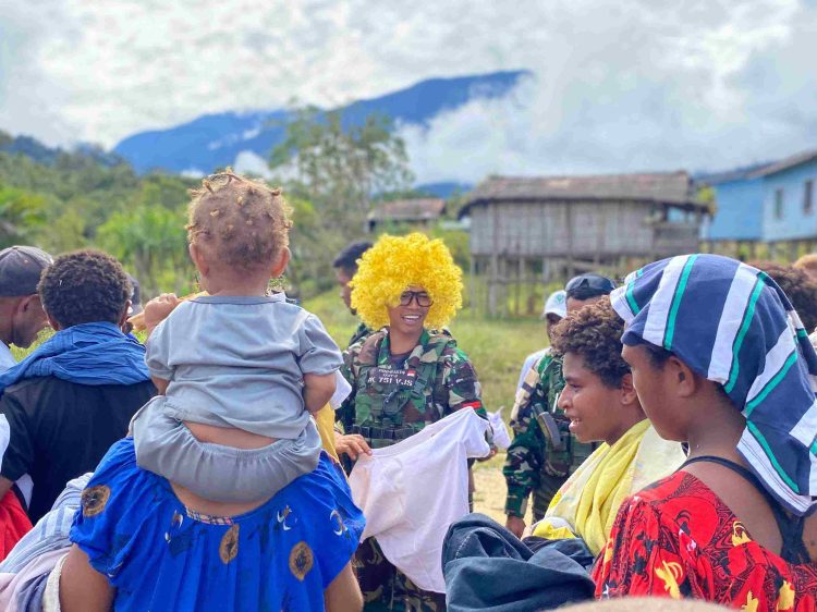 Bapak Yakob Tebarkan Senyum dan berbagi Baju Gratis
