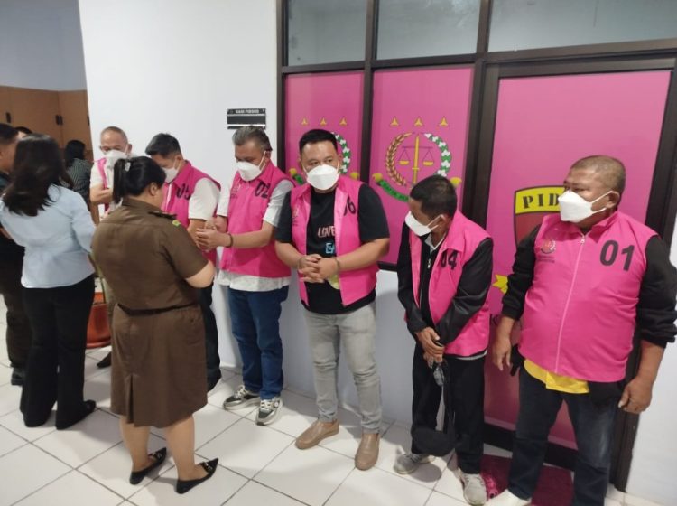 Ditengah Hujan Deras, Kejari Bitung Tahan 6 Tersangka Dugaan Korupsi Perjalanan Dinas DPRD TA 2022-2023