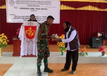 Bersatu Dalam Doa, Satgas Yonif 521/DY Melaksanakan Ibadah KKR Bersama dan Bagikan Alkitab di Gereja Kemah Injil (GKI) di Distrik Bolakme