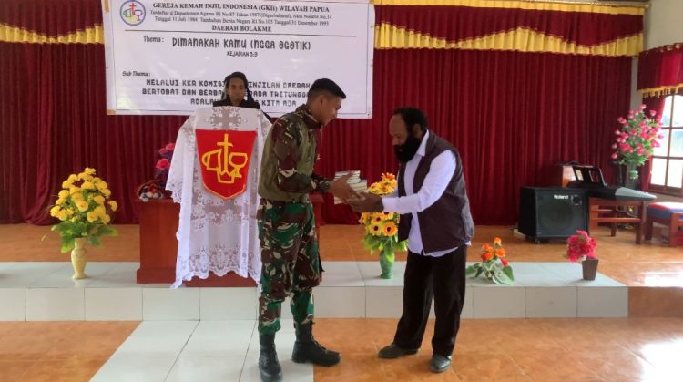 Bersatu Dalam Doa, Satgas Yonif 521/DY Melaksanakan Ibadah KKR Bersama dan Bagikan Alkitab di Gereja Kemah Injil (GKI) di Distrik Bolakme