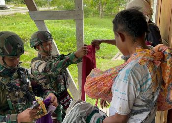 Peduli Hangatkan Papua Satgas Yonif 521/DY Berikan Bantuan Pakaian dan Selimut