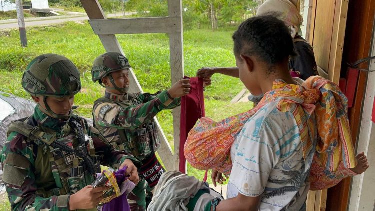 Peduli Hangatkan Papua Satgas Yonif 521/DY Berikan Bantuan Pakaian dan Selimut