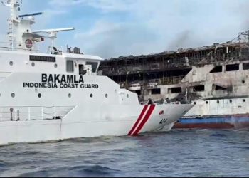 Bakamla RI Evakuasi Ratusan Korban Kebakaran KMP Barcelona 5 di Perairan Talise