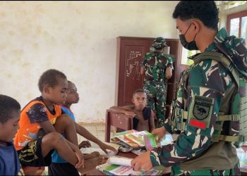 Satgas Pamtas Yonif 763/SBA Pos Bori Gelar Karya Bakti di SD YPPK Bori Sambut Tahun Ajaran Baru