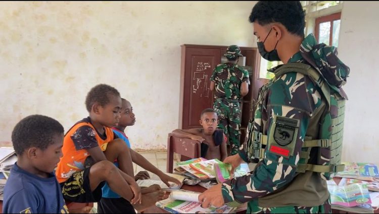 Satgas Pamtas Yonif 763/SBA Pos Bori Gelar Karya Bakti di SD YPPK Bori Sambut Tahun Ajaran Baru