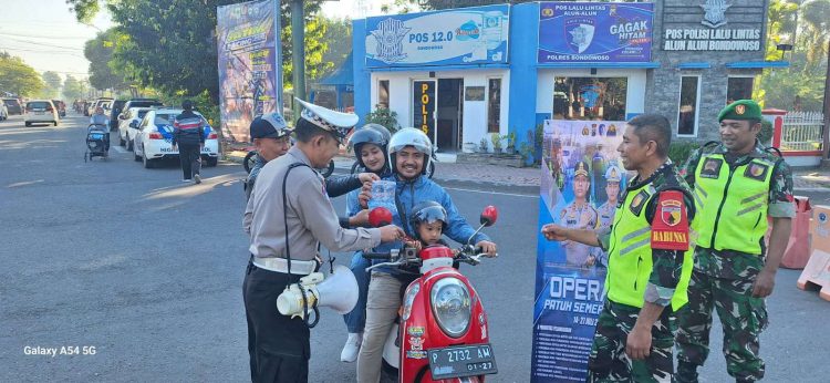 Satlantas Polres Bondowoso Sapa Masyarakat di Car Free Day, Sosialisasikan Tertib Lalu Lintas dalam Rangka Operasi Patuh Semeru 2025