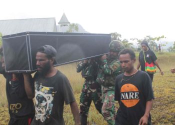 Belasungkawa Satgas Yonif 521/DY Kunjungi ke Rumah Duka di Distrik Apalapsili