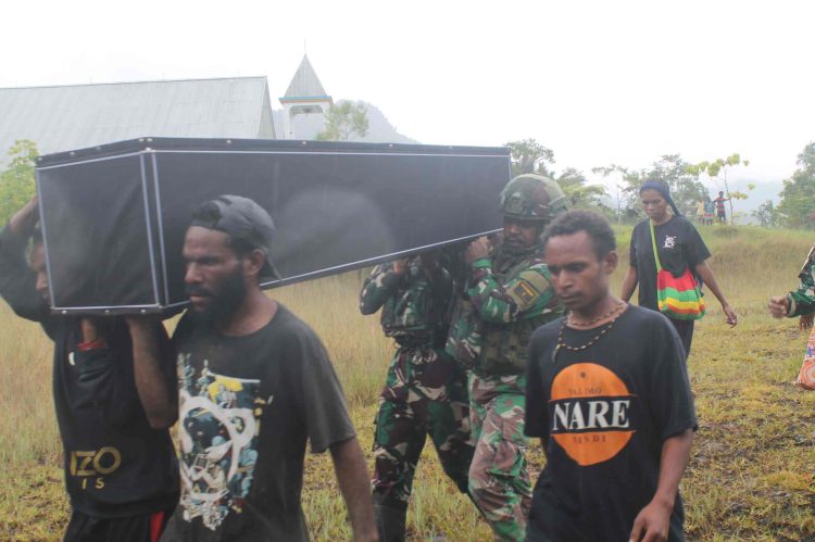 Belasungkawa Satgas Yonif 521/DY Kunjungi ke Rumah Duka di Distrik Apalapsili