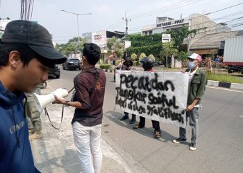 Ket. Aksi AKMI Aliansi Kesatuan Mahasiswa Indonesia Gelar Demonstrasi di PDAM perumda Tirta Bhagasasi Cabang Poncol Kamis,24/7/2025.