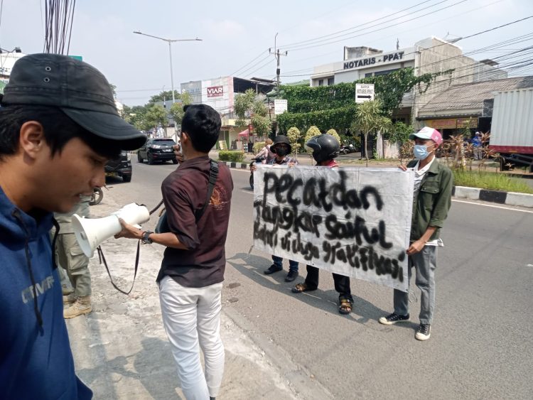 Ket. Aksi AKMI Aliansi Kesatuan Mahasiswa Indonesia Gelar Demonstrasi di PDAM perumda Tirta Bhagasasi Cabang Poncol Kamis,24/7/2025.