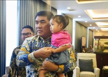 Gubernur Sulut YSK Peluk Adik Liora, Puji Abdul Rahman Agu: “Saya Sangat Menghargai”