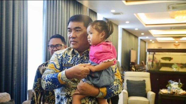 Gubernur Sulut YSK Peluk Adik Liora, Puji Abdul Rahman Agu: “Saya Sangat Menghargai”