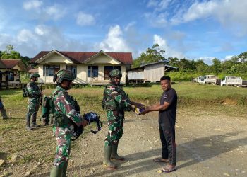 TNI Bawa Semangat Olahraga ke Tarup Kota: Pos Tarup Gelar Anjangsana dan Serahkan Bantuan Voli