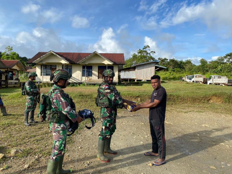 TNI Bawa Semangat Olahraga ke Tarup Kota: Pos Tarup Gelar Anjangsana dan Serahkan Bantuan Voli