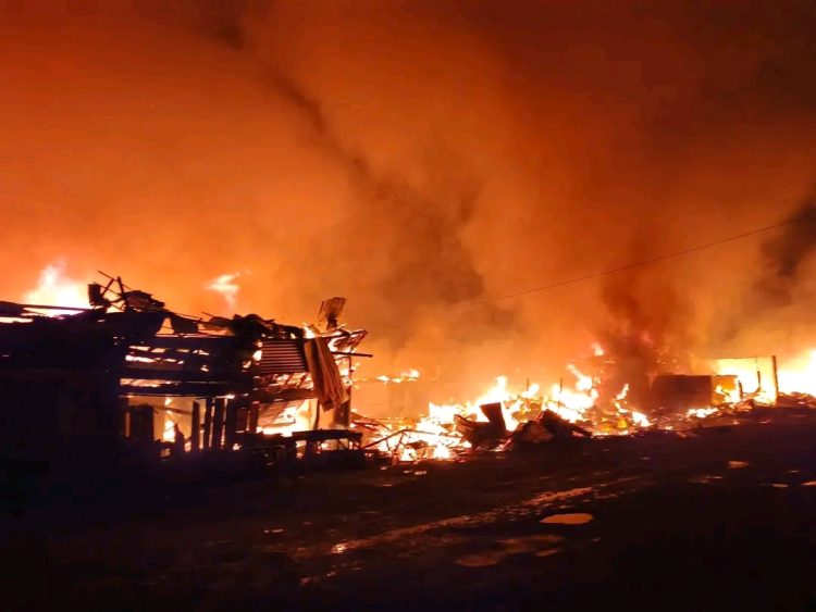 Terjadi Lagi, Kebakaran Kembali Melanda Pasar Lolak Bolmong, Damkar Masih Berupaya Padamkan Api