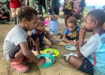 TNI dan Anak-Anak Denom Gotong Royong, Makan Bersama Warnai Minggu Ceria