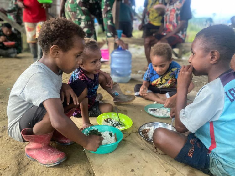 TNI dan Anak-Anak Denom Gotong Royong, Makan Bersama Warnai Minggu Ceria