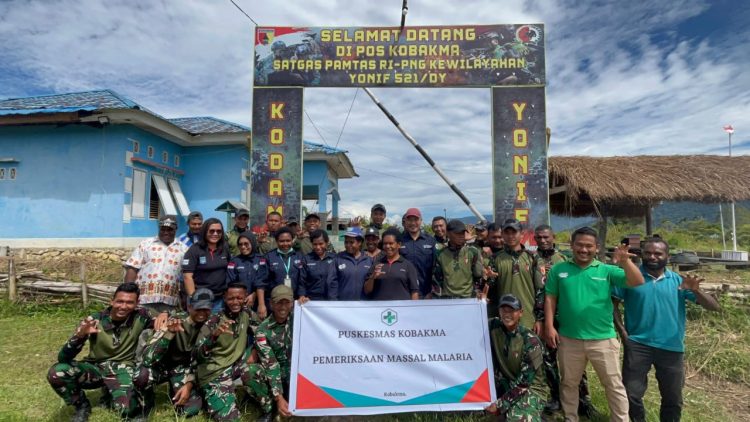 Satgas Yonif 521/DY Dukung Deteksi Dini Malaria Lewat Pemeriksaan Darah Massal oleh Puskesmas Kobakma