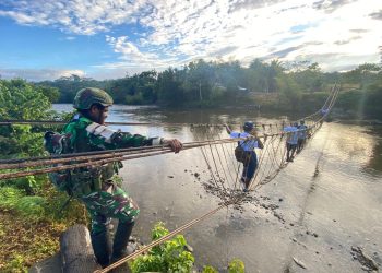 Menyeberang Sungai Demi Ilmu: TNI di Pos Iwur Jadi Penjaga Masa Depan Anak Bangsa