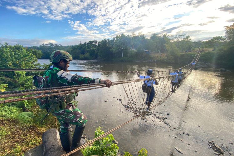 Menyeberang Sungai Demi Ilmu: TNI di Pos Iwur Jadi Penjaga Masa Depan Anak Bangsa