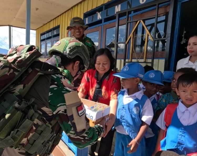TNI Peduli Pendidikan Anak Usia Dini: Pos Oksibil Beri Alat Tulis ke PAUD