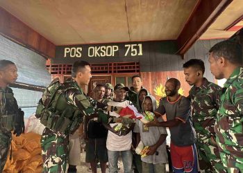 Kami Sahabat yang Baik, Masyarakat Distrik Oksop bahagia berkunjung ke Pos TNI