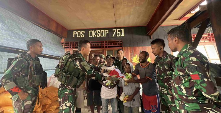 Kami Sahabat yang Baik, Masyarakat Distrik Oksop bahagia berkunjung ke Pos TNI