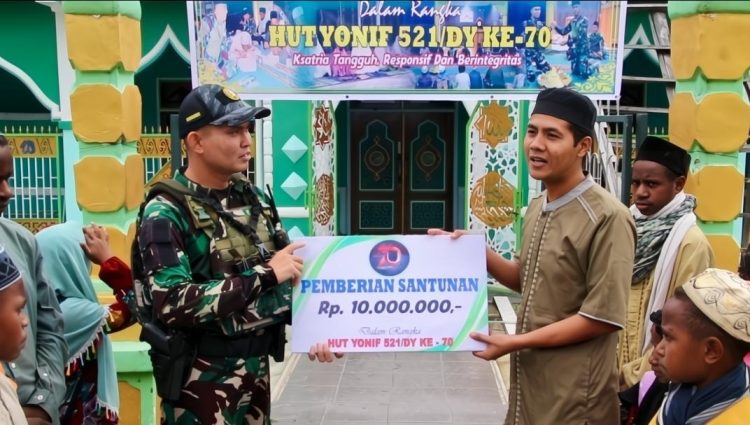 Berbagi Kasih Dirgahayu Ke-70 Tahun Yonif 521/DY Letkol Inf Rahadyan Surya Murdata, Beri Santunan Ke Pesantren Al-Istiqomah Walesi