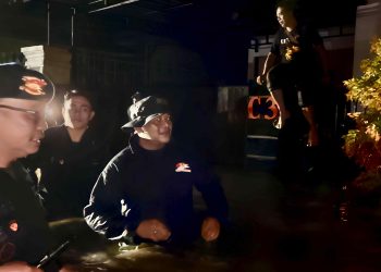 Dansat Brimob NTB Pimpin Langsung Evakuasi Warga Terdampak Banjir di Mataram