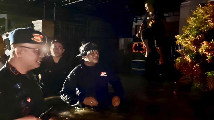 Dansat Brimob NTB Pimpin Langsung Evakuasi Warga Terdampak Banjir di Mataram