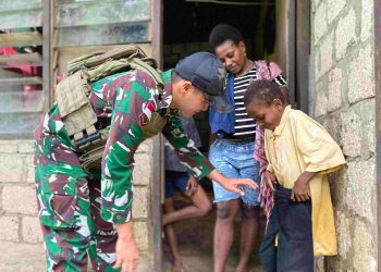 Bentuk Kepedulian, TNI Berikan Pakaian Pada Masyarakat Papua