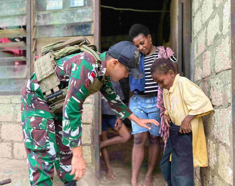Bentuk Kepedulian, TNI Berikan Pakaian Pada Masyarakat Papua