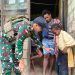 Bentuk Kepedulian, TNI Berikan Pakaian Pada Masyarakat Papua