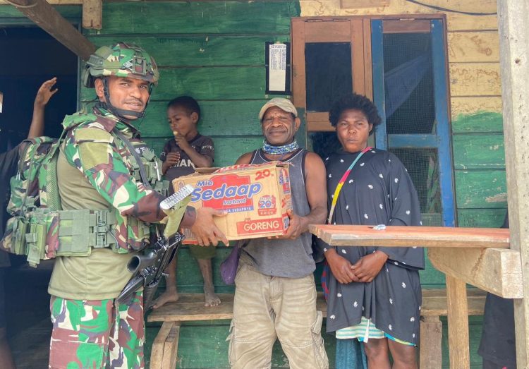 Hangatkan Hati Warga, TNI Sambangi Tokoh Adat Esipding dalam Anjangsana Penuh Makna