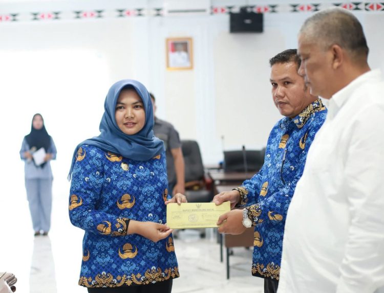 Dr. Ahmad Duroni Dilantik Sebagai Plt. Kadis Sosial Madina, Wabup Atika Tekankan Pembenahan DTKS