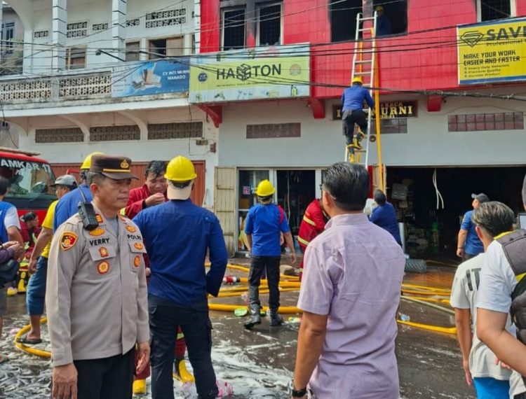 Polsek Wenang Amankan Lokasi Kebakaran Toko Bangunan , Api Hanguskan Lantai Dua