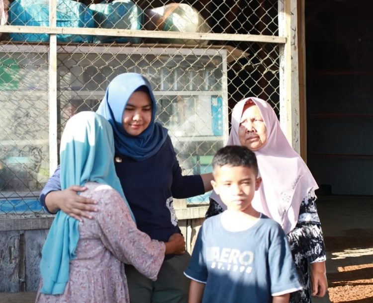 Kebakaran di Mompang Julu, Wabup Atika Azmi Sampaikan Bantuan dan Pesan Kepedulian