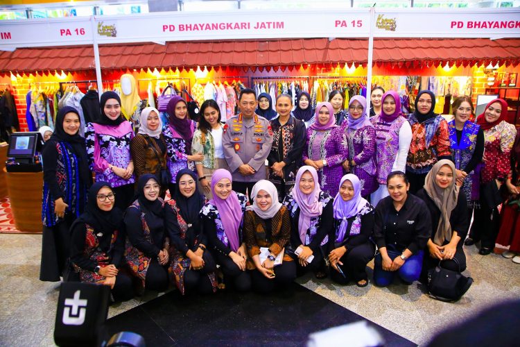 Kapolri Jenderal Sigit Tinjau Bazar Kreasi Bhayangkari Nusantara 2025
