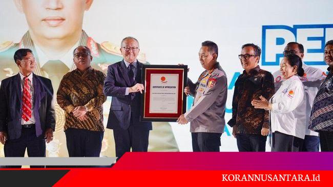 Kapolri Raih Penghargaan dari Organisasi Buruh Dunia ITUC, atas Dedikasi serta Komitmen Lindungi Hak Buruh