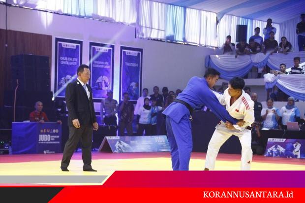 Keren! Kapolri Turun Gunung Jadi Wasit di Kejuaraan Judo Kapolri Cup 2025