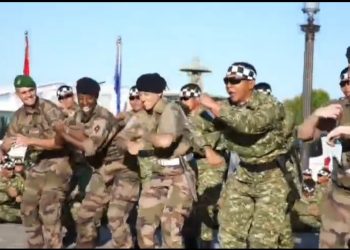 Viral! Tari Pacu Jalur Persatukan TNI dan Tentara Prancis di Bestille Day