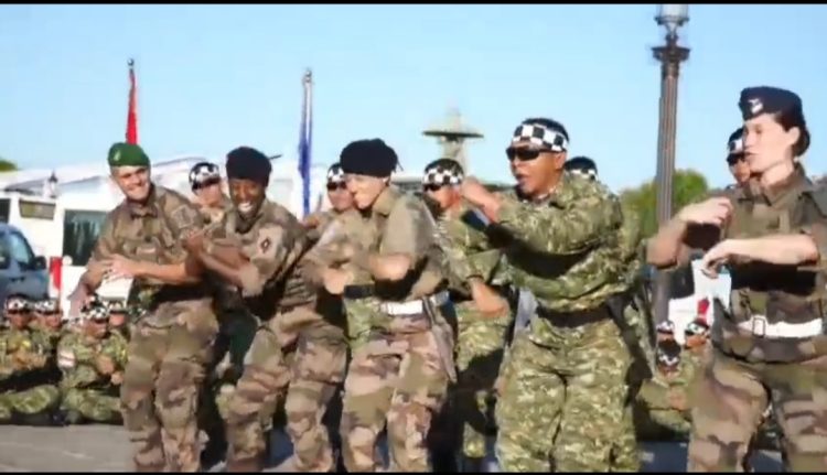 Viral! Tari Pacu Jalur Persatukan TNI dan Tentara Prancis di Bestille Day