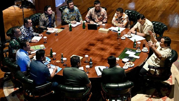 Presiden Prabowo Ratas bersama Panglima TNI dan Kepala Staf TNI